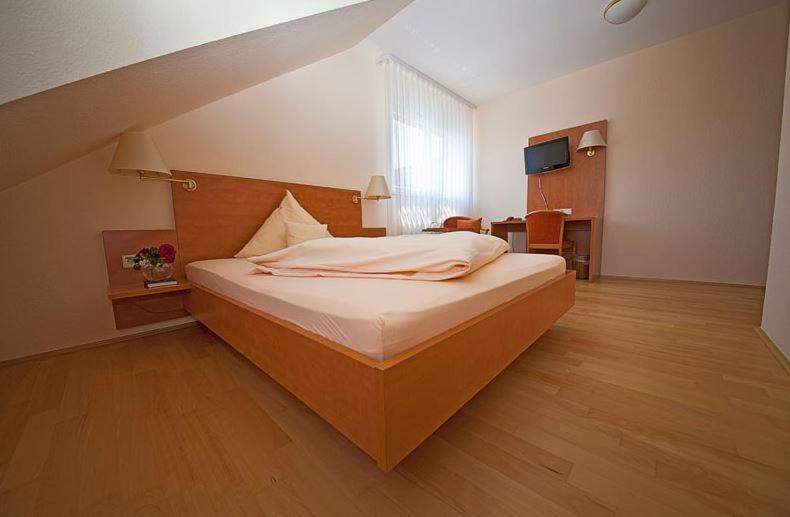 Hotel & Restaurant Krone Waldbronn Exterior photo